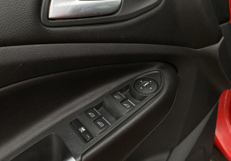 Подержанный автомобиль Ford Kuga 2014 года (18 фото)