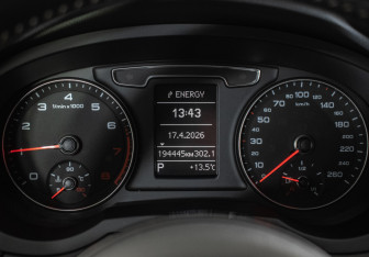 Подержанный автомобиль Audi Q3 2018 года (12 фото)