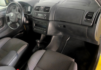 Подержанный автомобиль Skoda Fabia Hatchback 2010 года (11 фото)