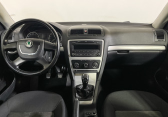 Подержанный автомобиль Skoda Octavia Liftback 2011 года (13 фото)