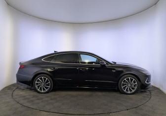 Подержанный автомобиль Hyundai Sonata 2021 года (4 фото)