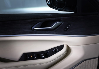 Подержанный автомобиль Jeep Grand Cherokee 2023 года (21 фото)