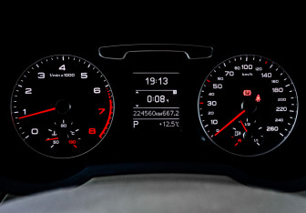 Подержанный автомобиль Audi Q3 2014 года (11 фото)