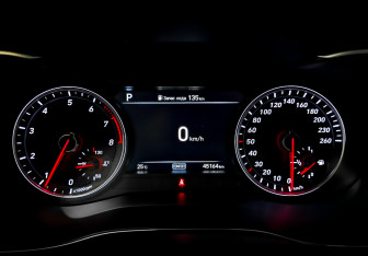 Подержанный автомобиль Genesis G70 2019 года (13 фото)
