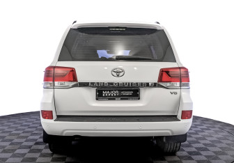 Подержанный автомобиль Toyota Land Cruiser Suv 2016 года (6 фото)