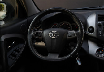 Подержанный автомобиль Toyota RAV4 2012 года (11 фото)