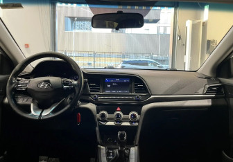 Подержанный автомобиль Hyundai Elantra Sedan 2019 года (10 фото)