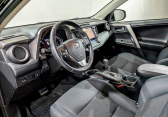 Подержанный автомобиль Toyota RAV4 2018 года (16 фото)