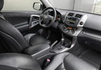 Подержанный автомобиль Toyota RAV4 2012 года (10 фото)