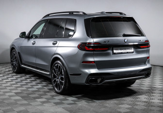 Подержанный автомобиль BMW X7 2023 года (7 фото)