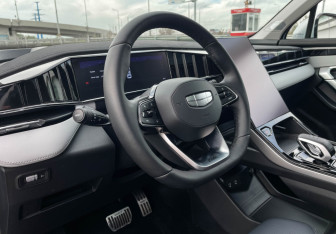 Подержанный автомобиль Geely Atlas 2024 года (13 фото)