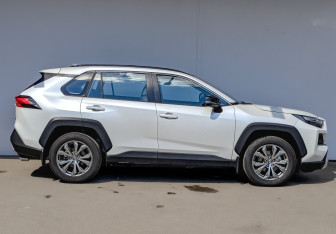 Подержанный автомобиль Toyota RAV4 2024 года (4 фото)