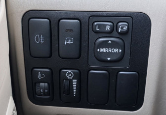 Подержанный автомобиль Toyota Land Cruiser Prado 2006 года (16 фото)