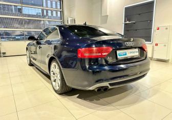 Подержанный автомобиль Audi A5 Coupe 2010 года (7 фото)