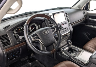 Подержанный автомобиль Toyota Land Cruiser Suv 2016 года (15 фото)