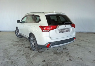 Подержанный автомобиль Mitsubishi Outlander 2017 года (4 фото)
