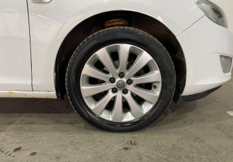 Подержанный автомобиль Opel Astra Hatchback 2011 года (16 фото)