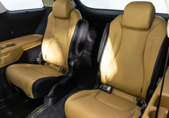 Подержанный автомобиль Kia Carnival 2020 года (25 фото)