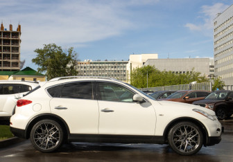 Подержанный автомобиль Infiniti EX 2008 года (3 фото)