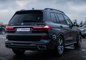 Подержанный автомобиль BMW X7 2021 года (7 фото)