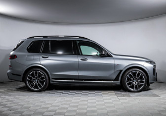 Подержанный автомобиль BMW X7 2023 года (4 фото)