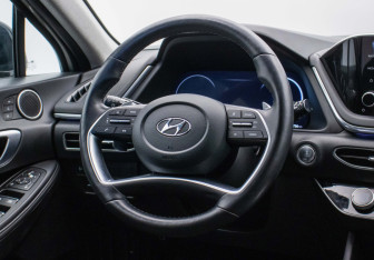 Подержанный автомобиль Hyundai Sonata 2022 года (15 фото)