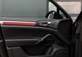 Подержанный автомобиль Porsche Cayenne 2015 года (18 фото)
