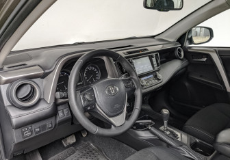 Подержанный автомобиль Toyota RAV4 2016 года (15 фото)