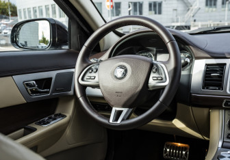 Подержанный автомобиль Jaguar XF Sedan 2013 года (11 фото)