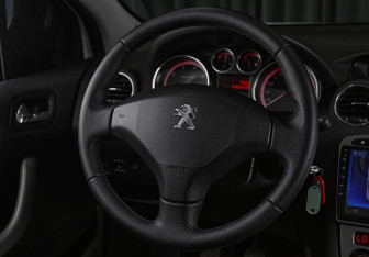 Подержанный автомобиль Peugeot 408 2012 года (12 фото)