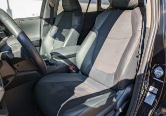 Подержанный автомобиль Toyota RAV4 2022 года (19 фото)