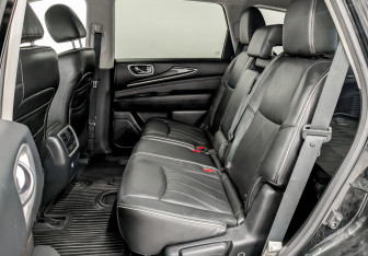 Подержанный автомобиль Infiniti QX60 2017 года (12 фото)