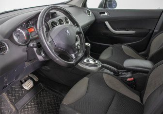 Подержанный автомобиль Peugeot 308 Hatchback 2010 года (10 фото)