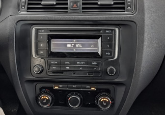 Подержанный автомобиль Volkswagen Jetta Sedan 2015 года (17 фото)