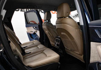 Подержанный автомобиль Audi Q7 2021 года (33 фото)