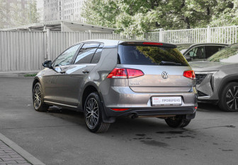 Подержанный автомобиль Volkswagen Golf Hatchback 2014 года (6 фото)