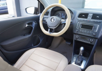 Подержанный автомобиль Volkswagen Polo Sedan 2015 года (13 фото)