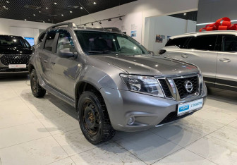 Подержанный автомобиль Nissan Terrano 2014 года (3 фото)