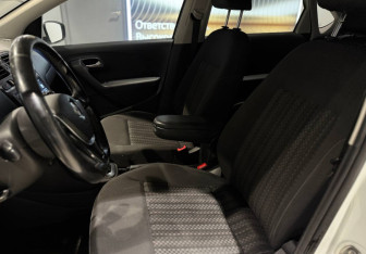 Подержанный автомобиль Volkswagen Polo Sedan 2015 года (17 фото)