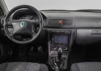 Подержанный автомобиль Skoda Octavia Liftback 2008 года (13 фото)