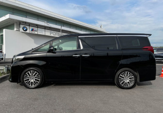 Подержанный автомобиль Toyota Alphard 2017 года (8 фото)