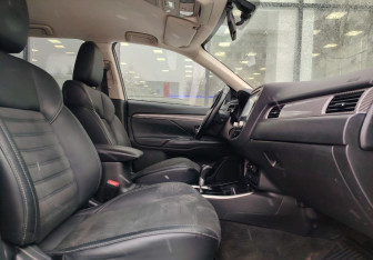 Подержанный автомобиль Mitsubishi Outlander 2021 года (10 фото)