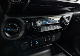 Подержанный автомобиль Toyota Hilux 2021 года (25 фото)