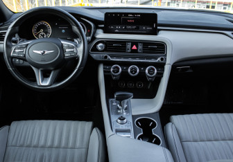 Подержанный автомобиль Genesis G70 2021 года (10 фото)