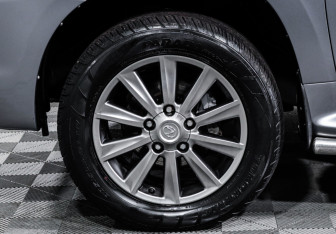 Подержанный автомобиль Lexus LX 2010 года (15 фото)