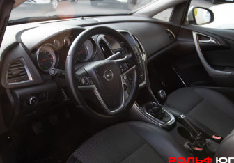 Подержанный автомобиль Opel Astra Hatchback 2011 года (10 фото)