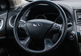 Подержанный автомобиль Infiniti JX 2013 года (16 фото)