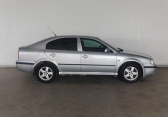 Подержанный автомобиль Skoda Octavia Liftback 2008 года (8 фото)