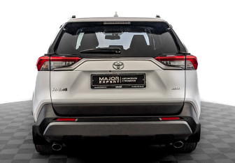 Подержанный автомобиль Toyota RAV4 2021 года (6 фото)
