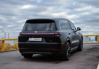 Подержанный автомобиль LiXiang L9 2023 года (21 фото)